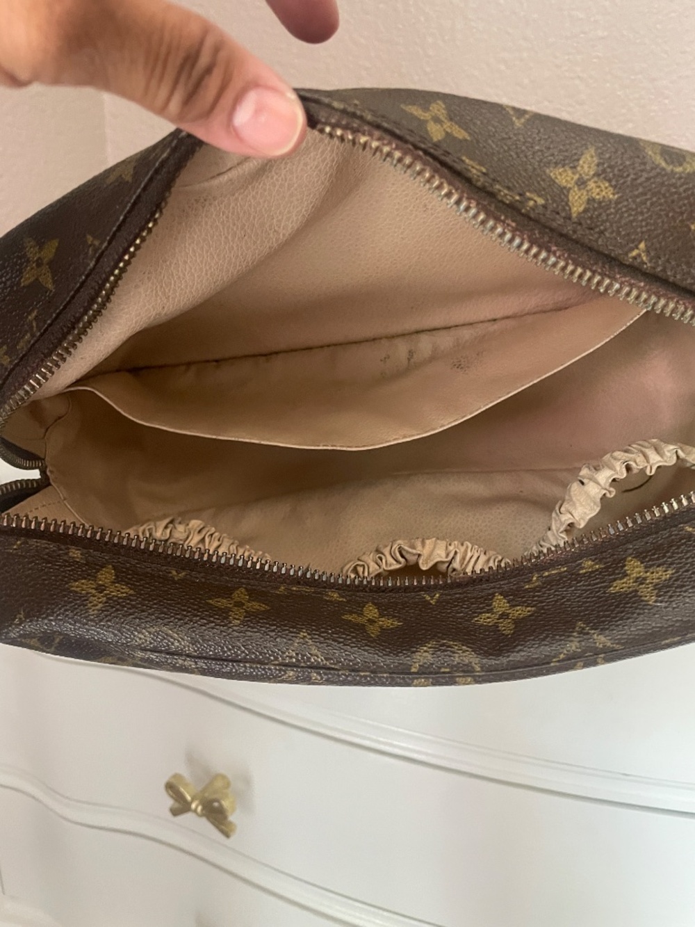 Louis Vuttion large cosmetic/toiletry bag - Picture 7 of 9
